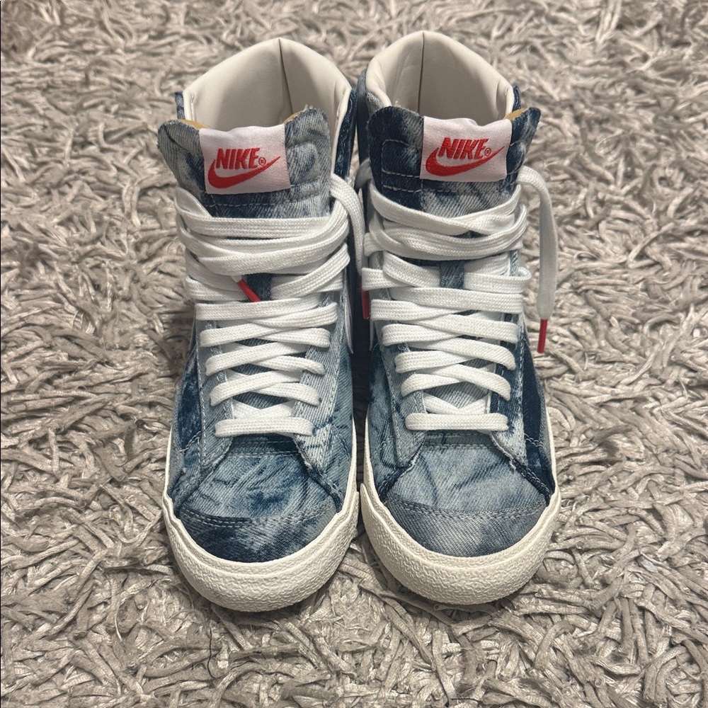 Nike Size 6 Blue High-Top Sneakers